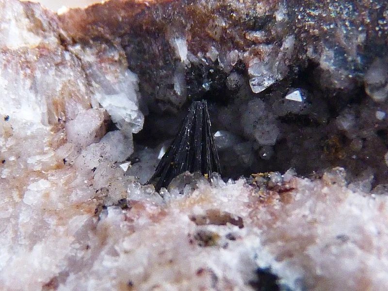 Fotografie minerálu Antimonit z lokality Borovec, Czech Republic