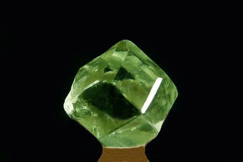 Fotografie minerálu Andradit (var. demantoid) z lokality Sferlun, Italy