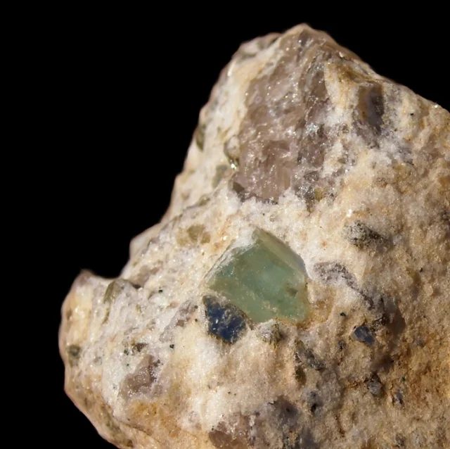 Fotografie minerálu Beryl (var. akvamarín) z lokality Maršíkov,Střelecký důl, Czech Republic