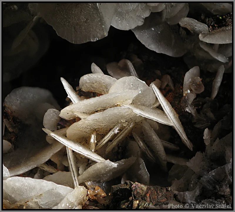 Fotografie minerálů Kalcit, Pyrit z lokality Jáchymov, Czech Republic