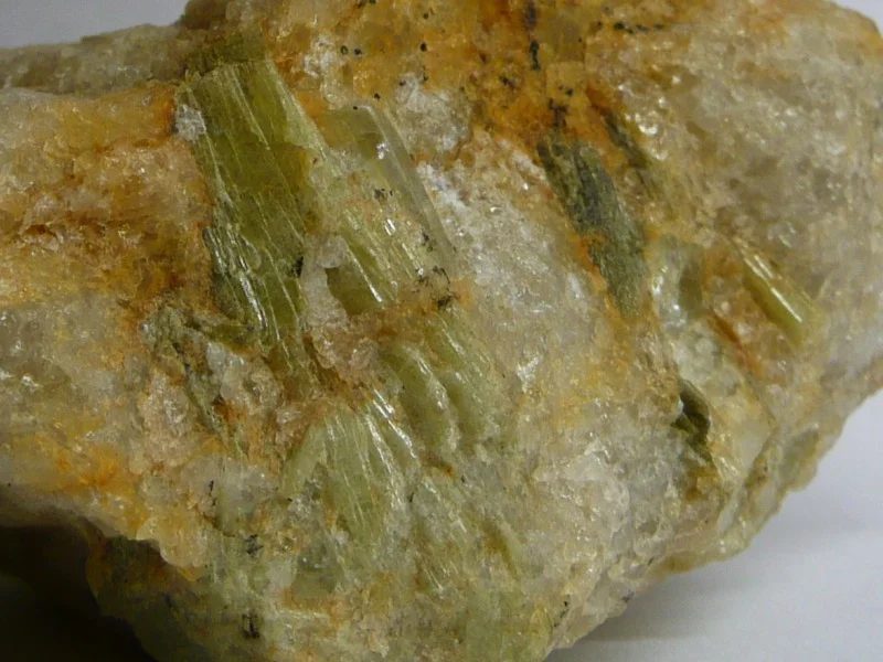 Fotografie minerálu Chryzoberyl z lokality Rasovna, Maršíkov, Czech Republic