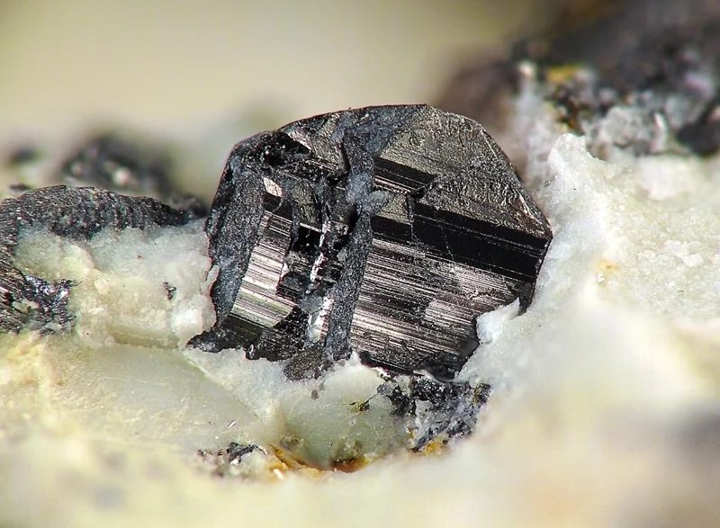 Fotografie minerálu Ferberit z lokality Krupka, štola Barbora, Czech Republic
