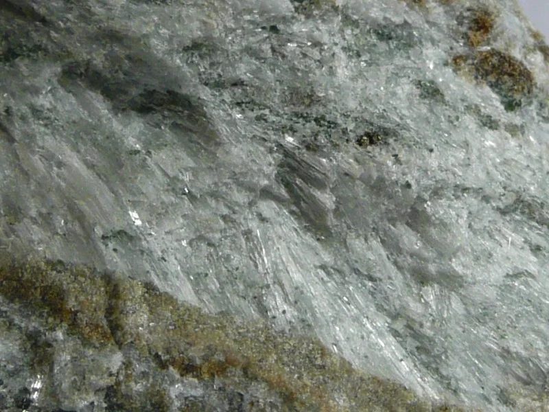 Fotografie minerálu Wollastonit z lokality Mirošov, Czech Republic