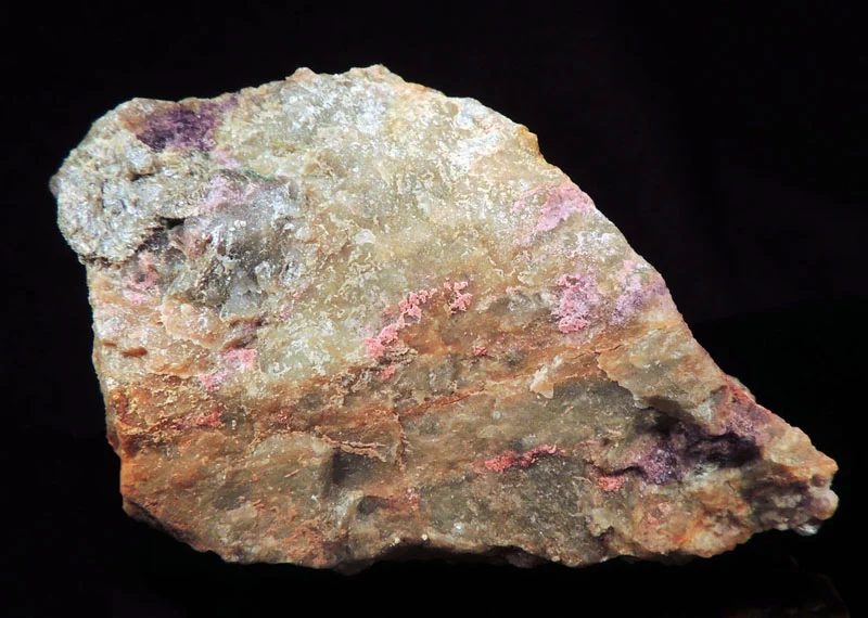 Fotografie minerálů Erytrín, Fluorit z lokality Zlatý Kopec, Czech Republic