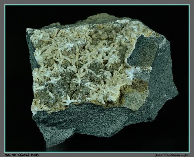 Fotografie minerálu Natrolit z lokality České Hamry, Czech Republic