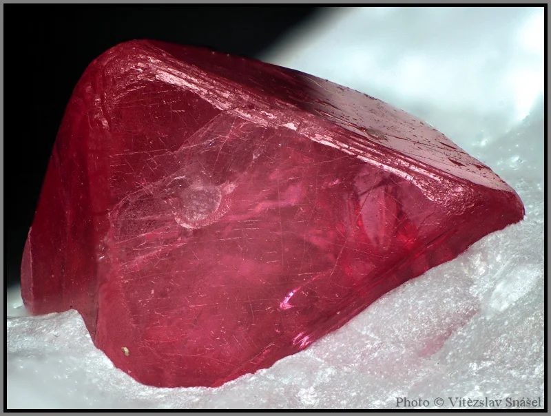 Fotografie minerálu Spinel z lokality Mogok, Myanmar