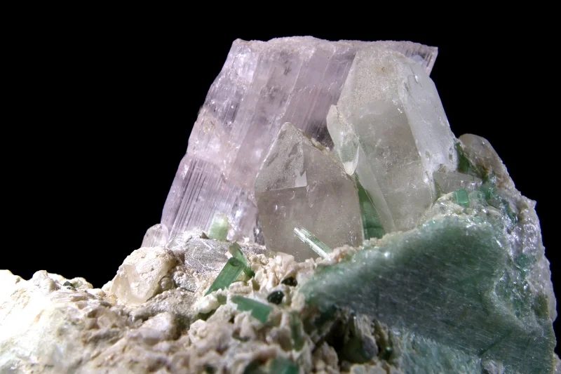 Fotografie minerálů Křemen, Spodumen (var. kunzit), Turmalín z lokality Kunar, Afghanistan