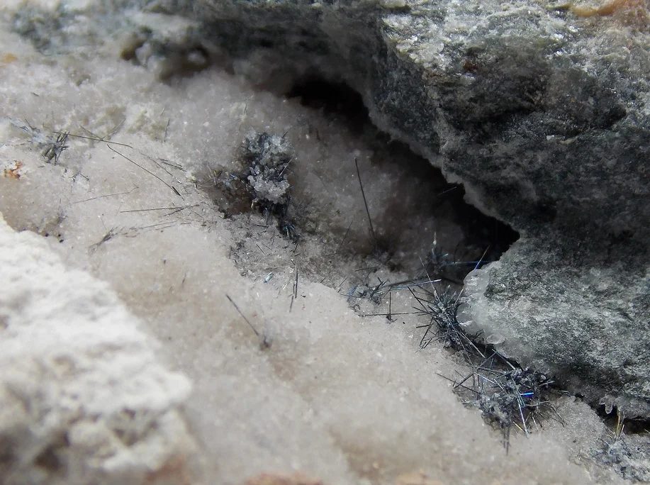 Fotografie minerálu Emplektit z lokality Krupka, Czech Republic