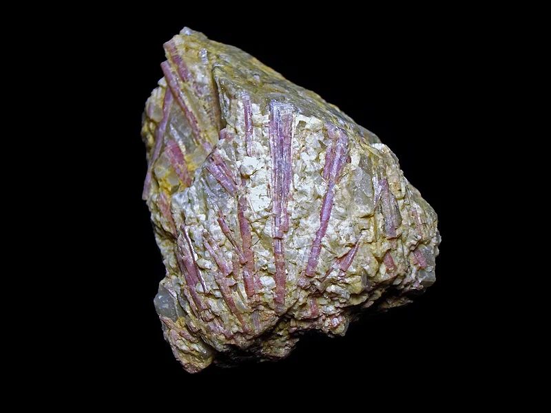 Fotografie minerálu Elbait (var. rubelit) z lokality Rožná, Czech Republic
