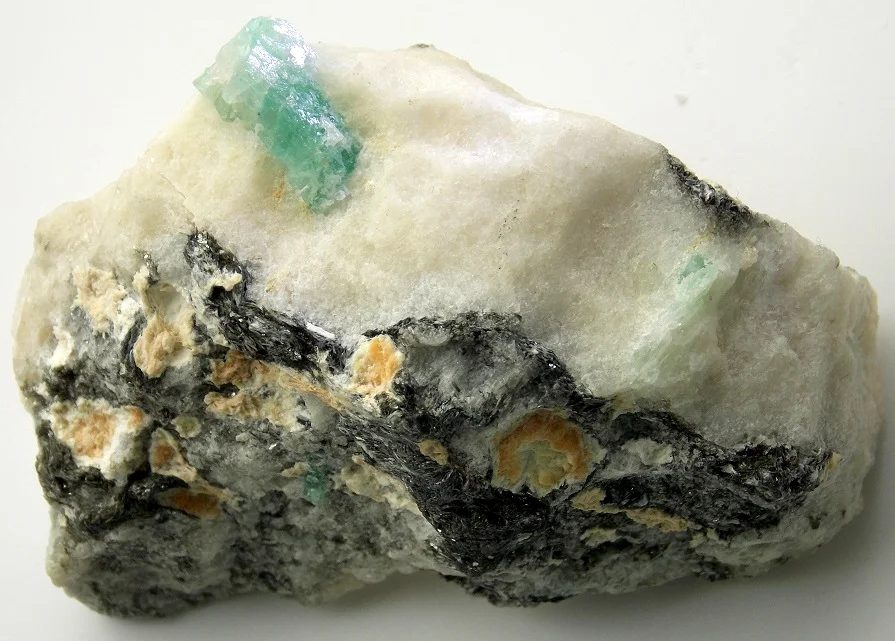 Fotografie minerálu Beryl (var. akvamarín) z lokality Maršíkov, Střelecký důl, Czech Republic