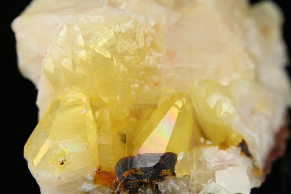 Fotografie minerálu Kalcit z lokality Dřínová, Czech Republic