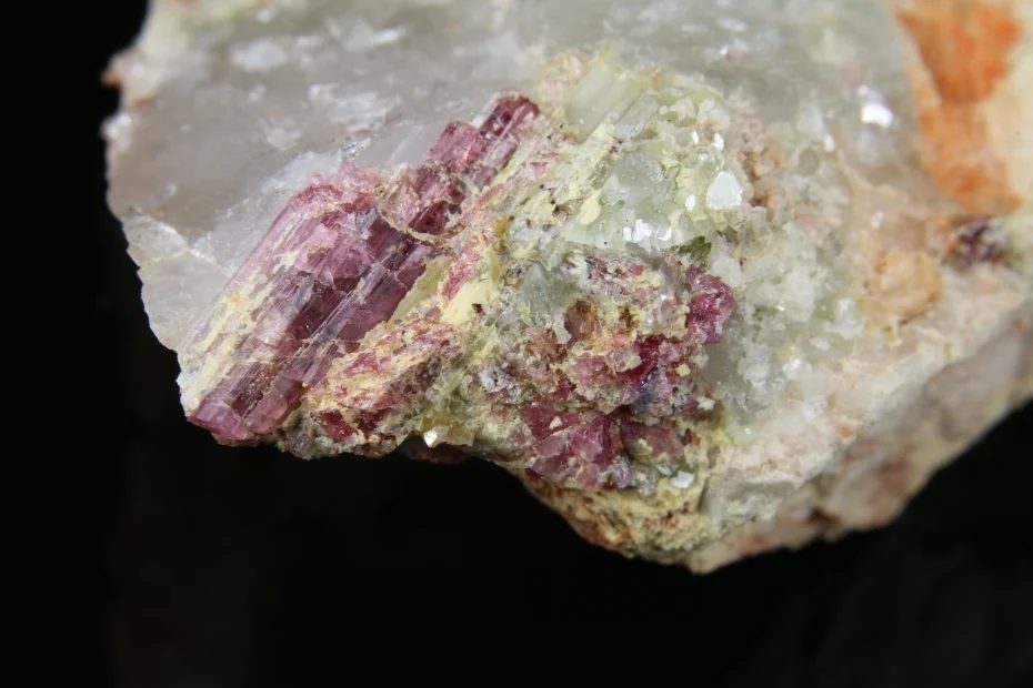 Fotografie minerálu Elbait (var. rubelit) z lokality Rožná, Czech Republic