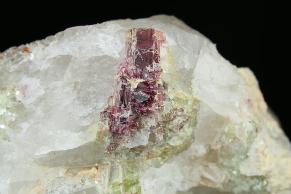 Fotografie minerálu Elbait (var. rubelit) z lokality Rožná, Czech Republic