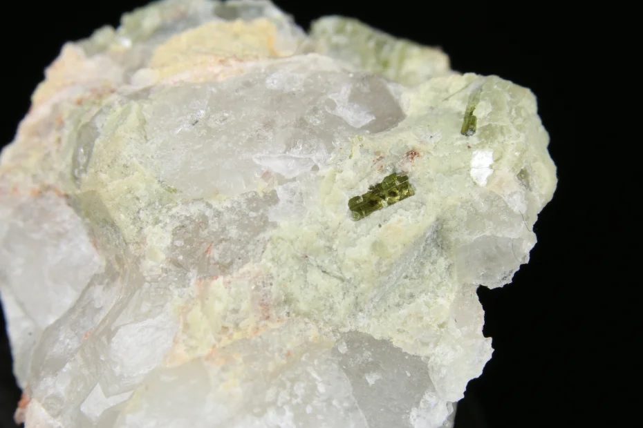 Fotografie minerálů Elbait (var. verdelit), Křemen z lokality Rožná, Czech Republic