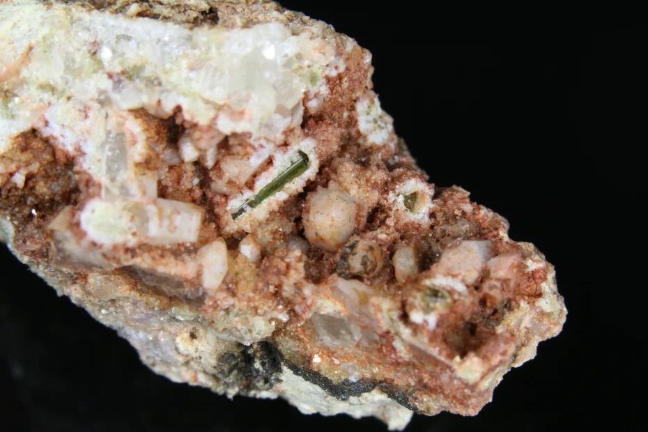 Fotografie minerálů Elbait (var. verdelit), Křemen z lokality Rožná, Czech Republic