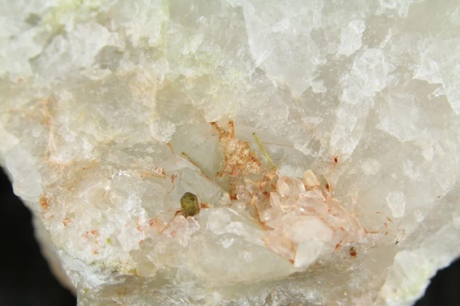Fotografie minerálů Elbait (var. verdelit), Křemen z lokality Rožná, Czech Republic
