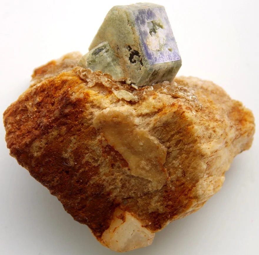 Fotografie minerálu Fluorapatit z lokality Dolní Bory, Czech Republic