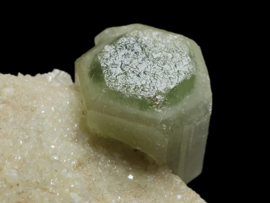 Fotografie minerálu Fluorapatit z lokality Dolní Bory, Czech Republic