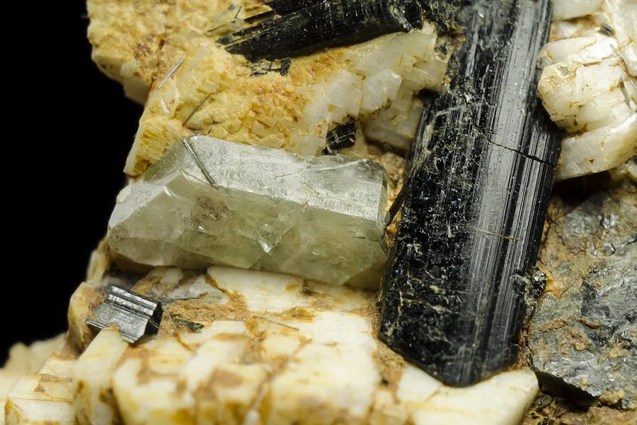 Fotografie minerálů Albit, Fluorapatit, Skoryl z lokality Věžná 5, Czech Republic