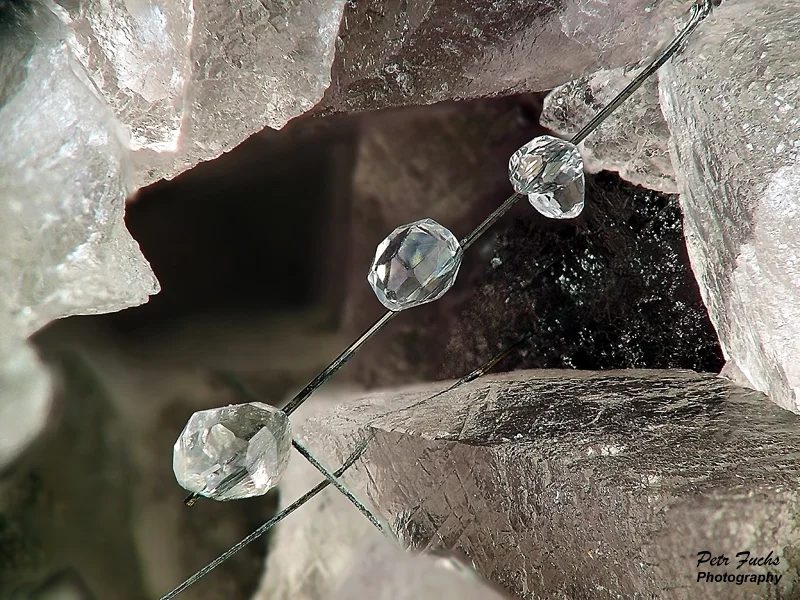Fotografie minerálů Bizmutinit, Fluorit z lokality Krupka, Czech Republic