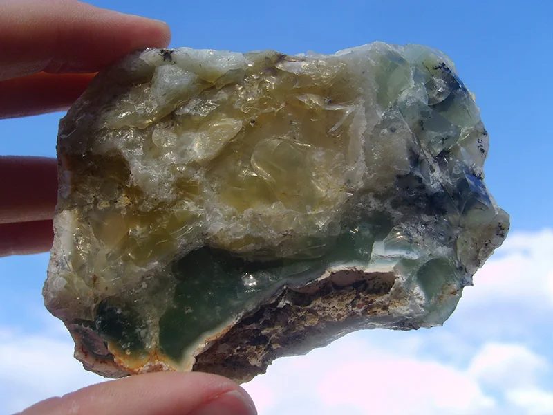 Fotografie minerálu Opál (var. Ni-opál) z lokality Křemže, Czech Republic