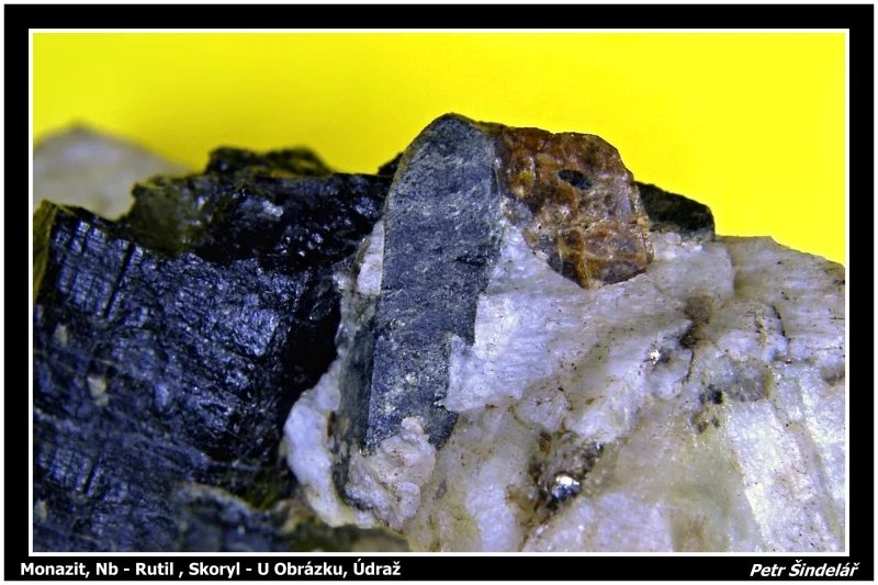 Fotografie minerálů Monazit-(Ce), Rutil (var. Nb-rutil) z lokality U Obrázku, Údraž, Czech Republic