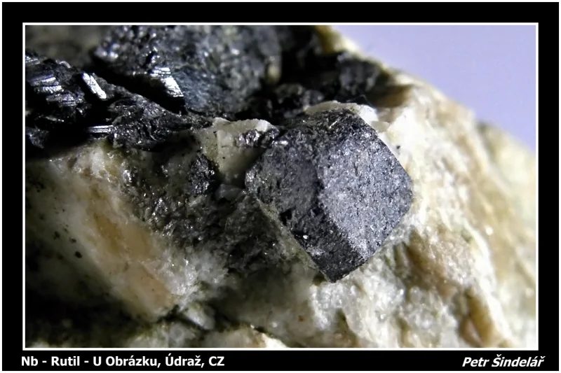 Fotografie minerálu Rutil (var. Nb-rutil) z lokality U Obrázku, Údraž, Czech Republic
