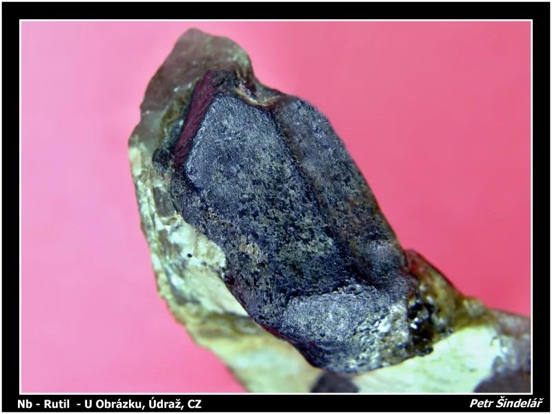 Fotografie minerálu Rutil (var. Nb-rutil) z lokality U Obrázku, Údraž, Czech Republic