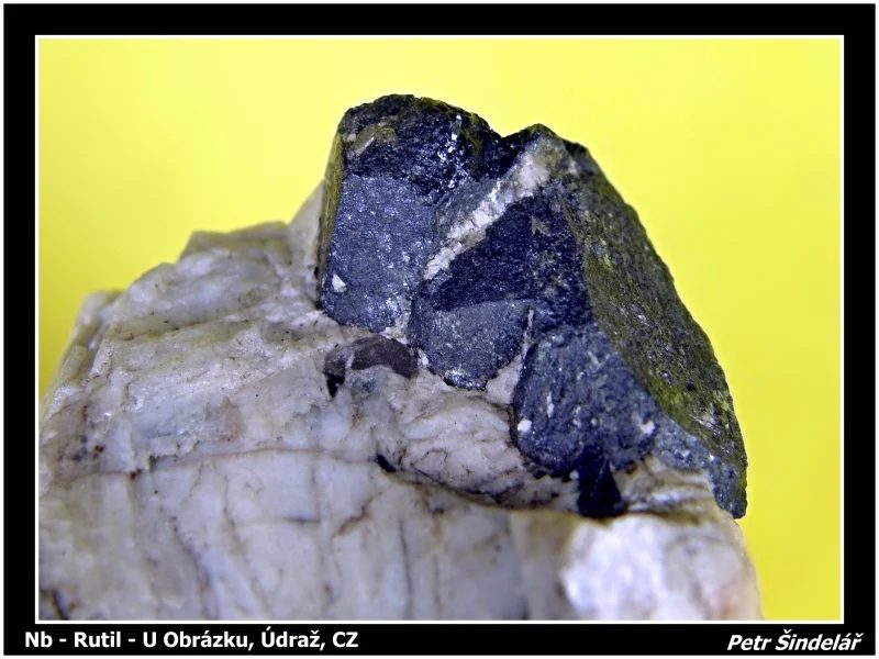 Fotografie minerálu Rutil (var. Nb-rutil) z lokality U Obrázku, Údraž, Czech Republic