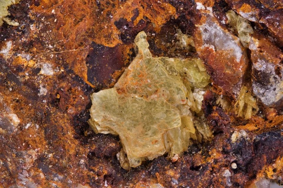 Fotografie minerálu Sabugalit z lokality Brezno, Slovakia