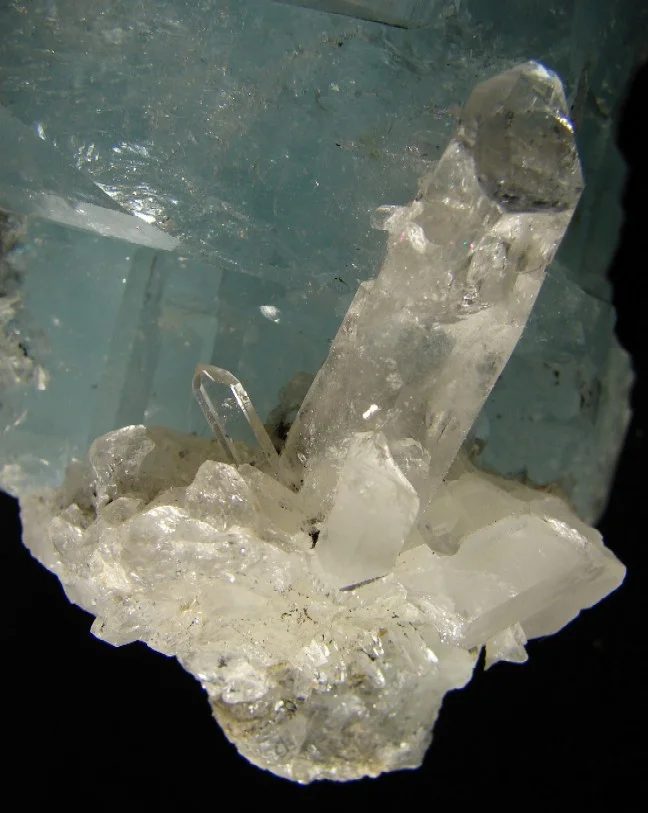 Fotografie minerálu Beryl (var. akvamarín) z lokality Mt Xuebaoding, Huya, Pingwu District, Mianyang Prefecture, Sichuan Province, China
