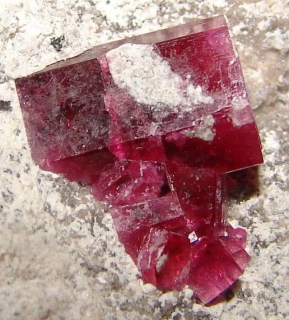 Fotografie minerálu Beryl (var. bixbit) z lokality Violet claim, United States of America