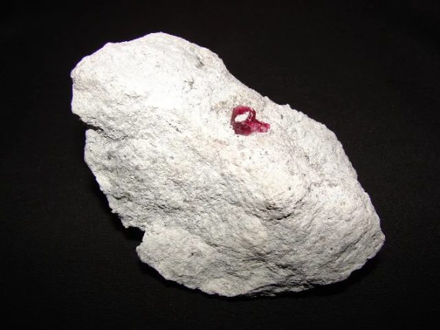 Fotografie minerálu Beryl (var. bixbit) z lokality Violet claim, United States of America