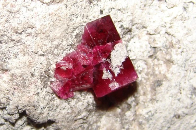 Fotografie minerálu Beryl (var. bixbit) z lokality Violet claim, United States of America