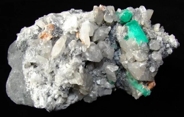 Fotografie minerálu Beryl (var. smaragd) z lokality Pico, Colombia