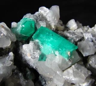 Fotografie minerálu Beryl (var. smaragd) z lokality Pico, Colombia