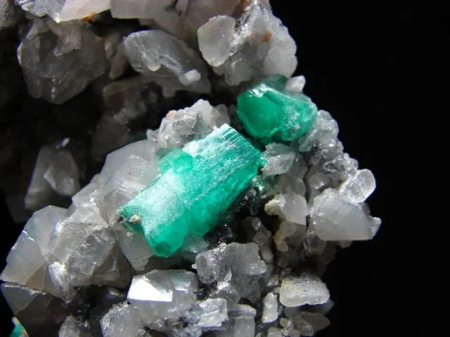 Fotografie minerálu Beryl (var. smaragd) z lokality Pico, Colombia