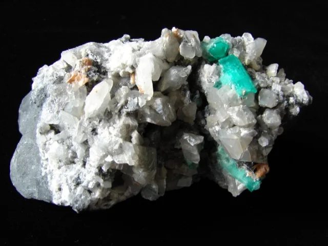 Fotografie minerálu Beryl (var. smaragd) z lokality Pico, Colombia
