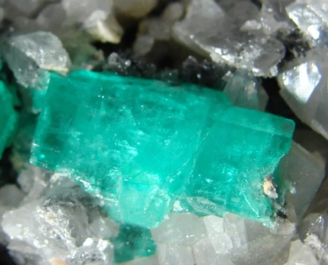 Fotografie minerálu Beryl (var. smaragd) z lokality Pico, Colombia