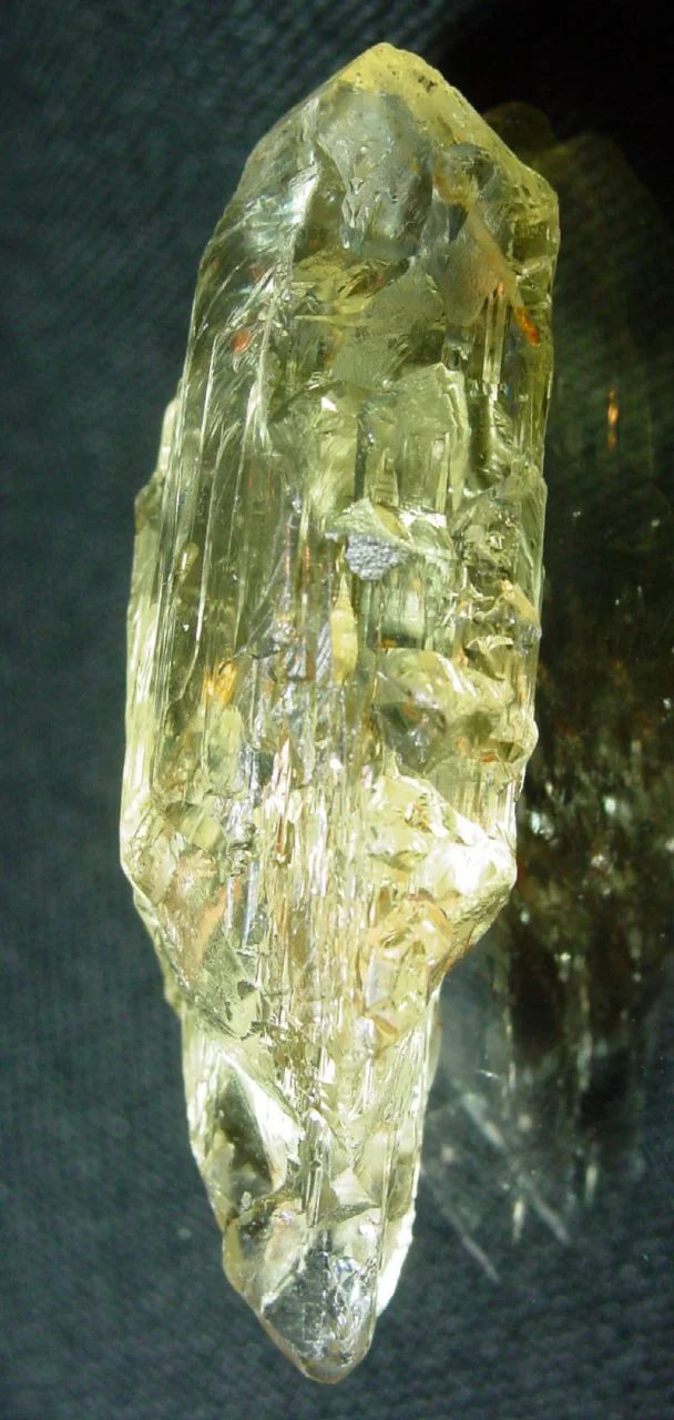 Fotografie minerálu Beryl (var. heliodor) z lokality Volyň, Ukraine