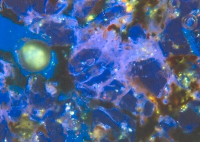 Fotografie minerálu Fluorapatit z lokality Muske Khudag, Mongolia