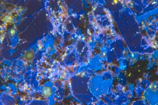 Fotografie minerálu Fluorapatit z lokality Muske Khudag, Mongolia