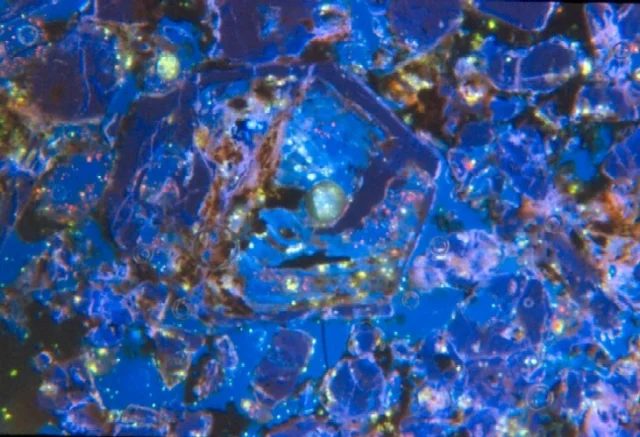 Fotografie minerálu Fluorapatit z lokality Muske Khudag, Mongolia
