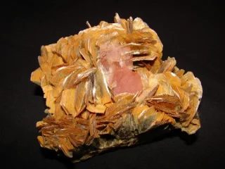 Fotografie minerálů Fluorapatit, Muskovit z lokality Shigar District, Gilgit-Baltistan, Pakistan