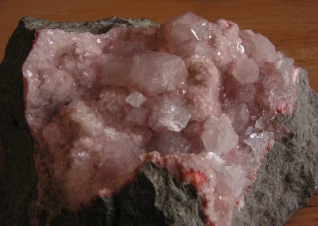 Fotografie minerálů Fluorapofylit, Natrolit z lokality Ústí nad Labem, Mariánská Hora, Czech Republic