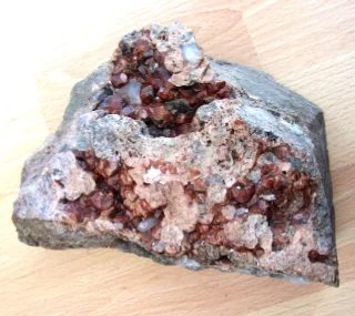 Fotografie minerálu Grossulár (var. hessonit) z lokality Moravské Bránice, Czech Republic