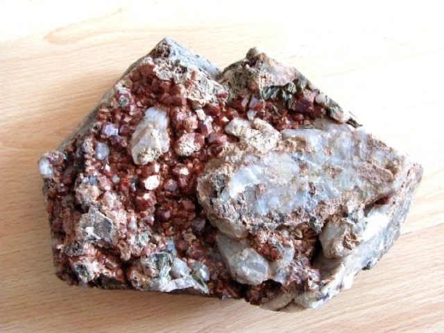 Fotografie minerálu Grossulár (var. hessonit) z lokality Moravské Bránice, Czech Republic