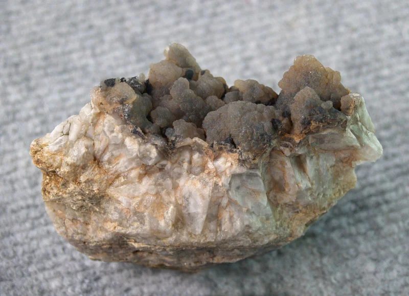 Fotografie minerálu Křemen (var. chalcedon) z lokality Hostákov, Czech Republic