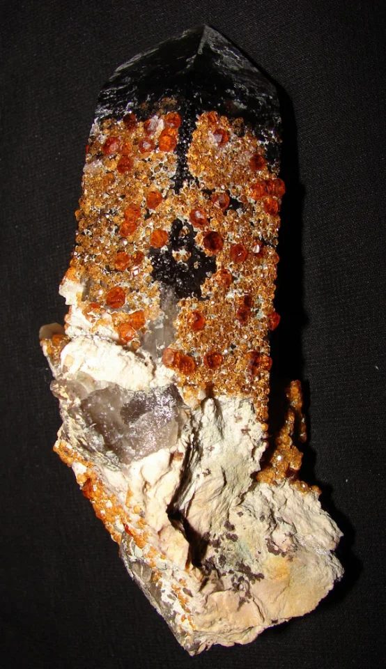 Fotografie minerálů Křemen (var. záhněda), Spessartin z lokality Tongbei, China