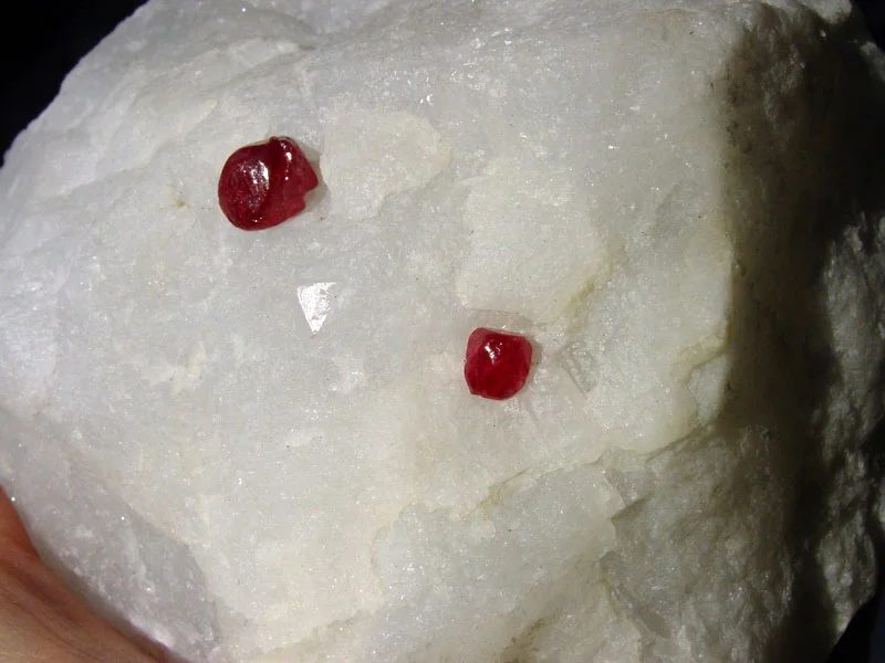 Fotografie minerálu Spinel z lokality Mogok, Myanmar